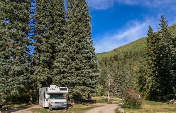 Wohnmobil Auf Einem Nationalen Waldcampingplatz Den Usa — Stockfoto
