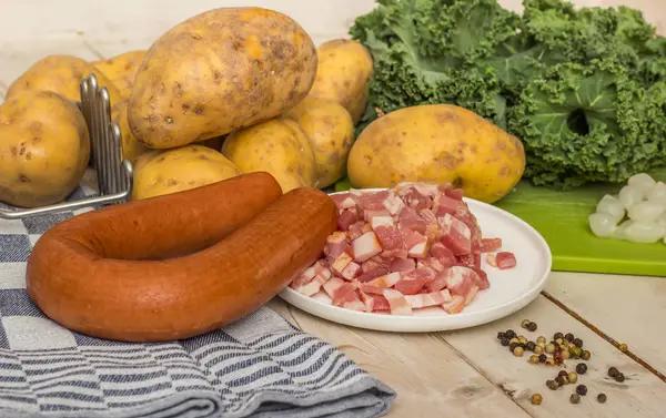 Saucisse Fumée Bacon Aux Pommes Terre Chou Frisé Poivre — Photo