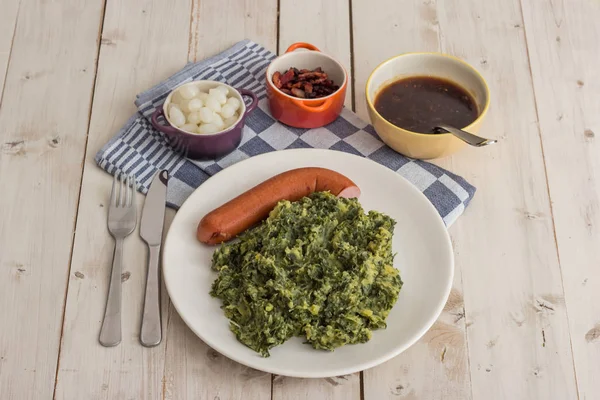 Boerenkool Con Salsiccia Affumicata Pancetta Piatto Bianco — Foto Stock