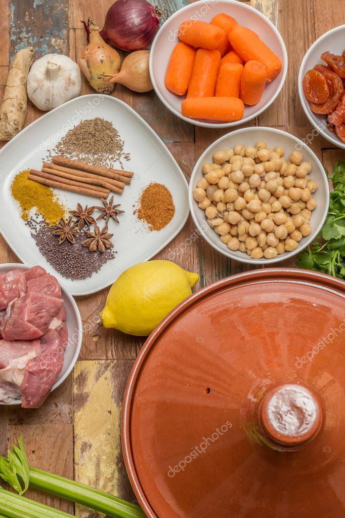 Ingredientes para un plato de tagine marroquí con garbanzos, cordero