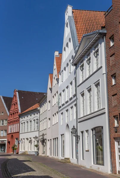 Strada Acciottolata Con Case Bianche Luneburg Germania — Foto Stock