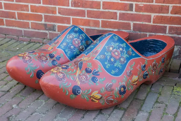 ヒンデローペンの伝統的なオランダの木製の靴のペア — ストック写真