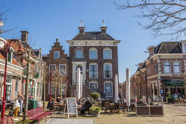 Mensen Zitten Buiten Het Marktplein Workum Nederland — Stockfoto