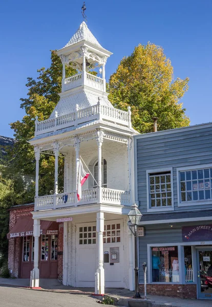 ネバダ都市 カリフォルニアの歴史的な白い木造消防署 ストック画像