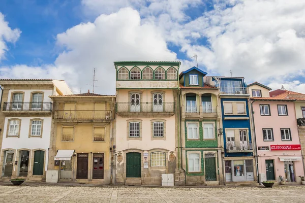 葡萄牙查韦斯中央广场五颜六色的房子 — 图库照片