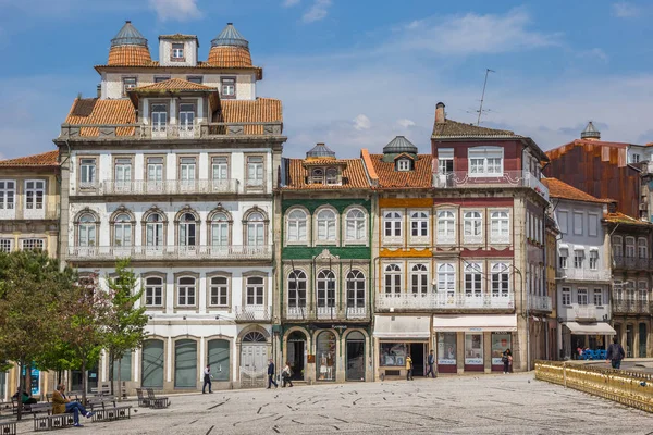 葡萄牙吉马良斯历史中心的多彩房屋 — 图库照片