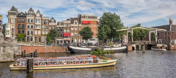 游客乘坐游船在阿姆斯特丹 — 图库照片
