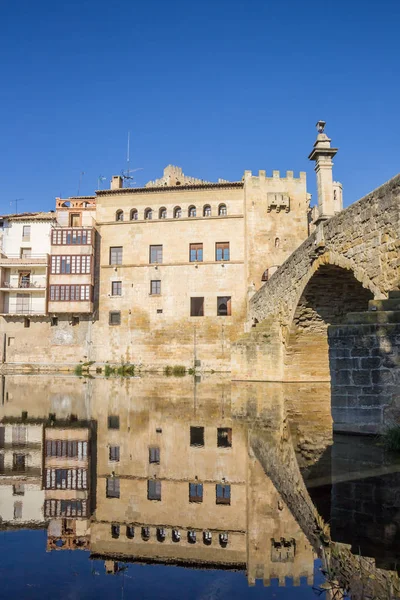 西班牙罗布斯历史民居的河流倒影 — 图库照片