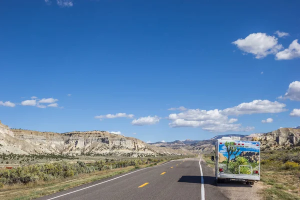 露营车沿12号公路在美国犹他州 — 图库照片
