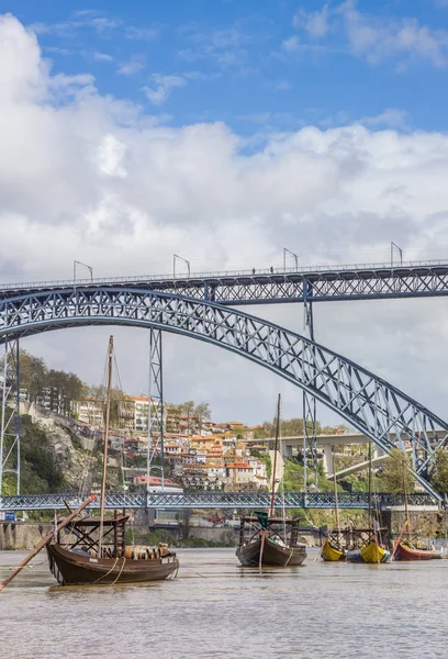木造船とポルトガルのポルトにおいて鋼橋 — ストック写真