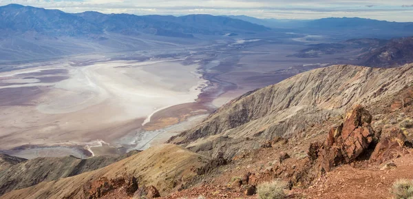 美国死亡谷国家公园但丁的恶水全景图 — 图库照片