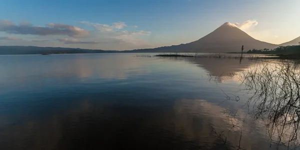 Volcano Arenal Costa Rica Dawn Reflection Water — Stock Photo, Image