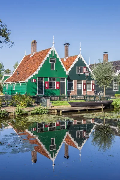 Weinig Nederlandse Huizen Van Zaanse Schans Met Weerspiegeling Het Water — Stockfoto