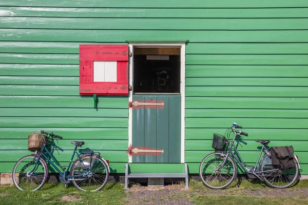 Rowery Przed Zielony Dom Drewniany Zaanse Schans Holandia — Zdjęcie stockowe