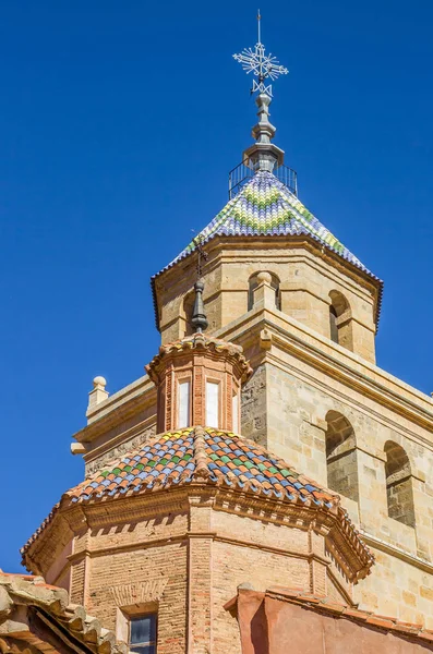Башня Красочной Черепицей Собора Албаррасине Испания — стоковое фото