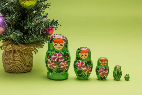 Muñecas Rusas Madera Alrededor Árbol Navidad Sobre Fondo Verde — Foto de Stock