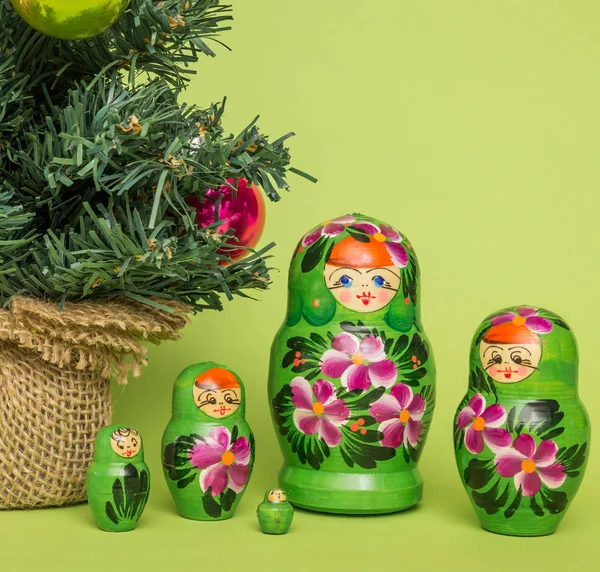 Muñecas Rusas Madera Alrededor Árbol Navidad Una Composición Cuadrada — Foto de Stock