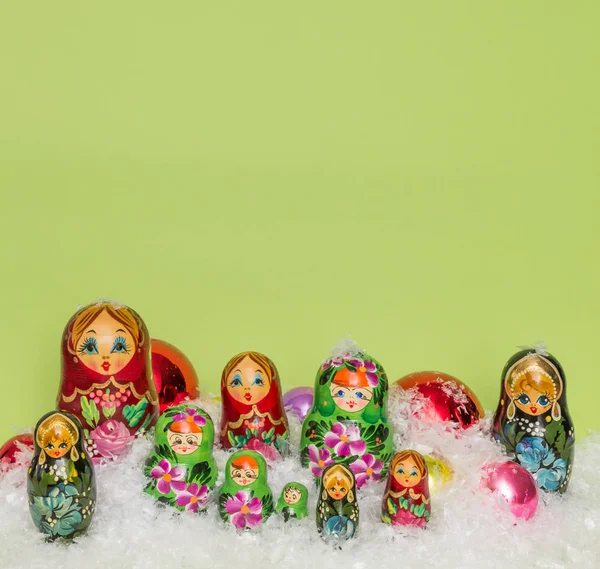 Muñecas Rusas Madera Con Nieve Bolas Navidad Una Composición Cuadrada — Foto de Stock