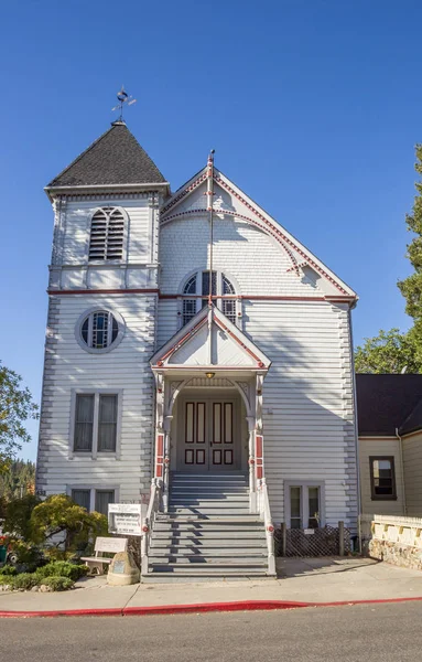 Biały Drewniany Kościół Głównej Ulicy Nevada City Kalifornia — Zdjęcie stockowe