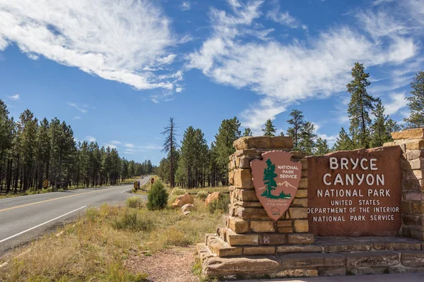 在美国犹他州布莱斯峡谷国家公园入口处签名 — 图库照片