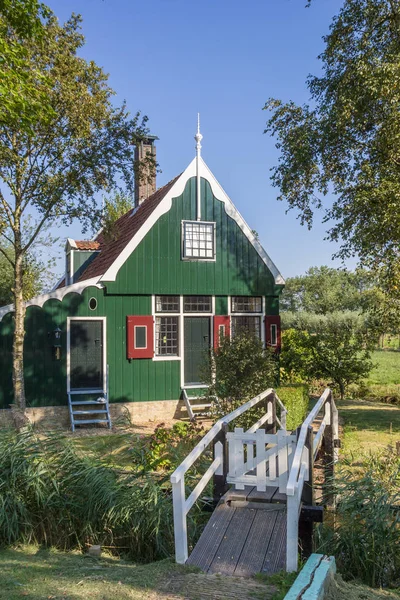 ザーンセスカンス オランダの典型的なオランダの木造住宅につながる小さな白い橋 — ストック写真