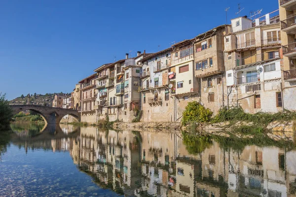 Nehir Valderrobres Içinde Spanya Yansıma Eski Evler — Stok fotoğraf