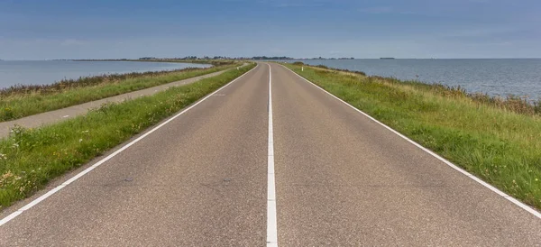 マルケン オランダに至る堤防上道路 — ストック写真
