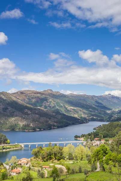 Puente Sobre Lago Peneda Geres Portugal —  Fotos de Stock