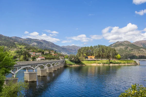 Puente Sobre Lago Peneda Geres Portugal —  Fotos de Stock