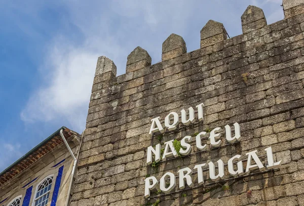 Texto Portugal Nació Aquí Muralla Ciudad Guimaraes Portugal — Foto de Stock