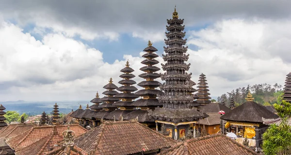 バリ島 インドネシアのブサキ寺院の塔のパノラマ — ストック写真