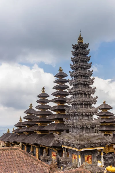 バリ島 インドネシアのブサキ寺院の塔 — ストック写真