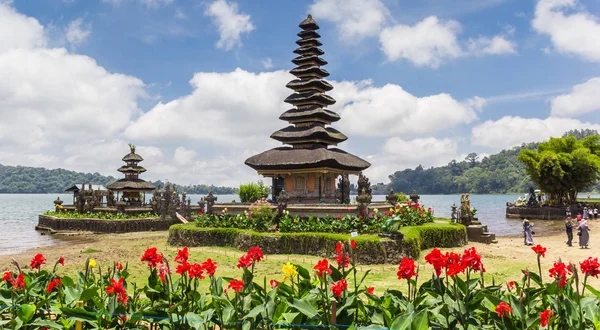 バリ島 インドネシアのウルン ダヌ寺院前に花 — ストック写真