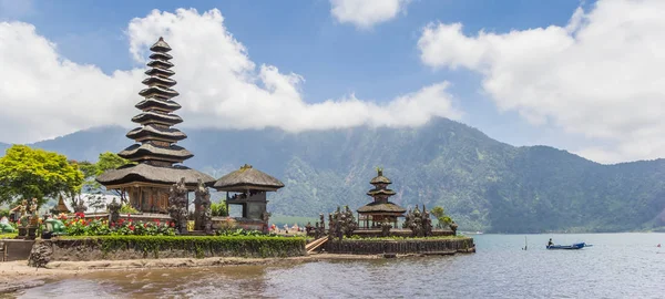 バリ島 インドネシアのウルン ダヌ寺院のパノラマ — ストック写真