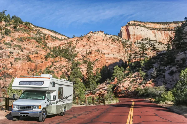 Area Sosta Camper Lungo Una Strada Che Attraversa Parco Nazionale — Foto Stock