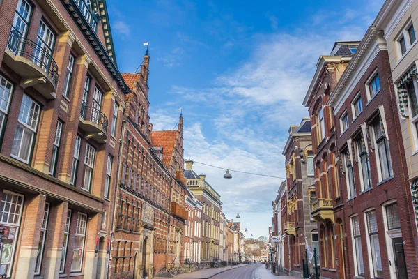 荷兰历史名城格罗宁根的街道与老建筑 — 图库照片