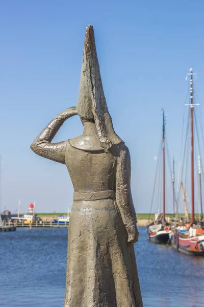 オランダ Stavoren の海を見渡して女性像 — ストック写真
