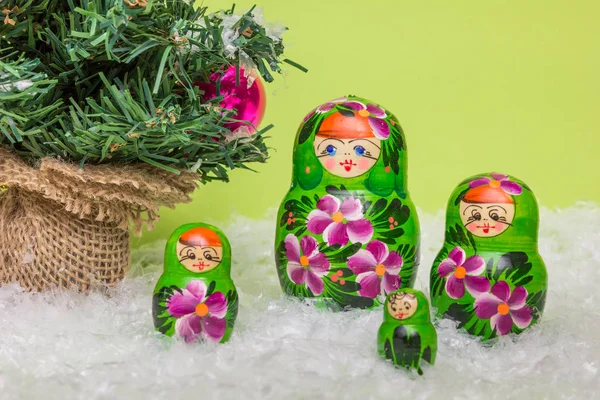 Muñecas Rusas Madera Con Nieve Árbol Navidad Sobre Fondo Verde — Foto de Stock