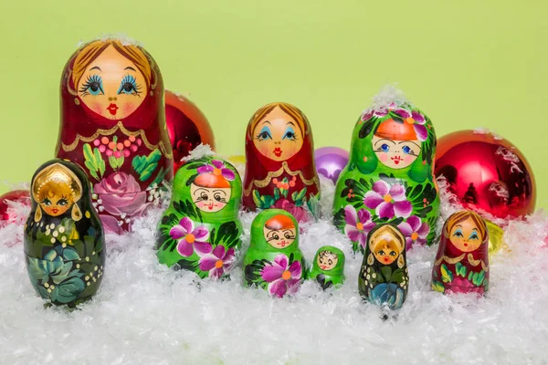 Muñecas Rusas Madera Con Nieve Bolas Navidad Sobre Fondo Verde — Foto de Stock