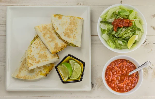 Mexicanske Quesadillaer Med Kylling Grønnbønnesalat Salsa – stockfoto