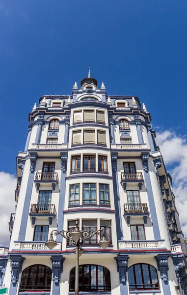 Immeuble Appartements Blanc Bleu Dans Centre Léon Espagne — Photo