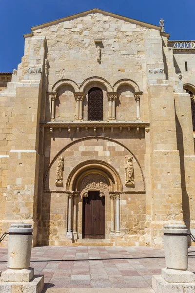 西班牙莱昂圣伊西多罗大教堂入口 — 图库照片