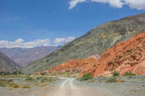 在阿根廷 Purmamarca 附近穿过七种颜色的山上的肮脏道路 — 图库照片