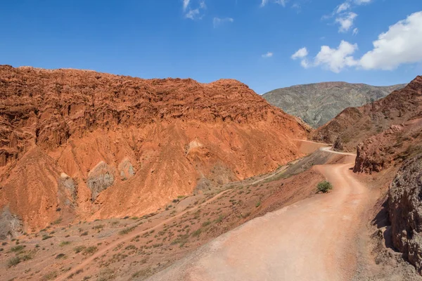 在阿根廷 Purmamarca 附近的七色山上蜿蜒而过的泥土 — 图库照片