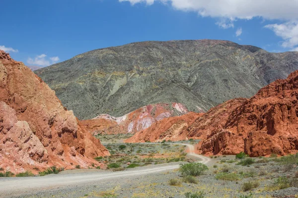 阿根廷 Purmamarca 附近七种颜色的山上的砾石路 — 图库照片