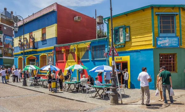 Menschen Auf Den Farbenfrohen Straßen Des Viertels Boca Buenos Aires lizenzfreie Stockbilder