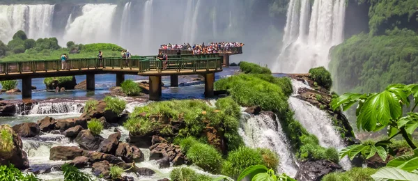 イグアス国立公園アルゼンチンのプラットホームの滝を表示する観光客 ストック写真
