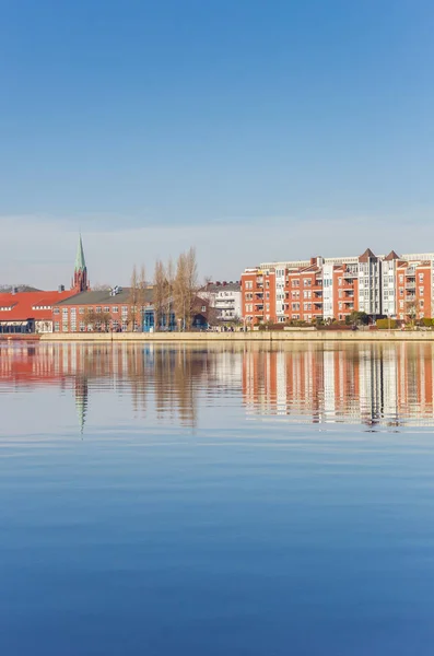 Edificios de apartamentos en el Ems-Jade-Kanal en Wilhelmshaven — Foto de Stock