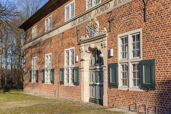 Entrada al edificio histórico Waisenhaus en Varel — Foto de Stock