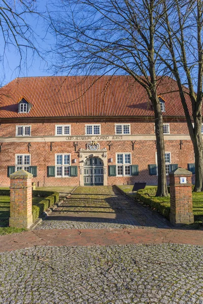 Vooraanzicht van het historische gebouw Waisenhaus in Varel — Stockfoto